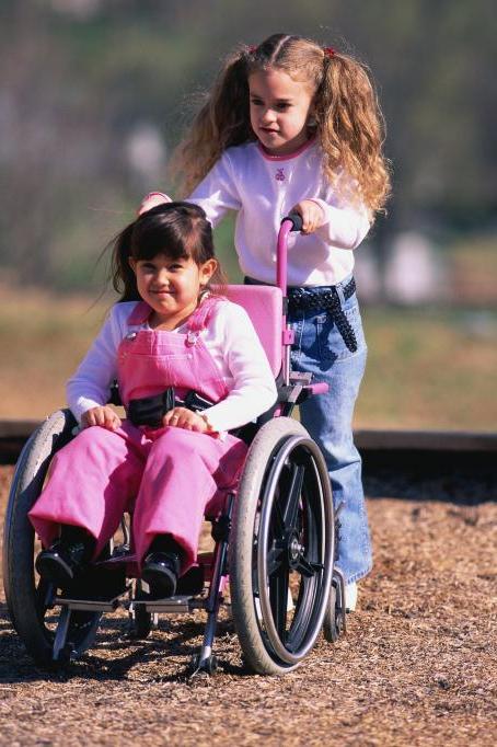 女孩推着轮椅上的朋友